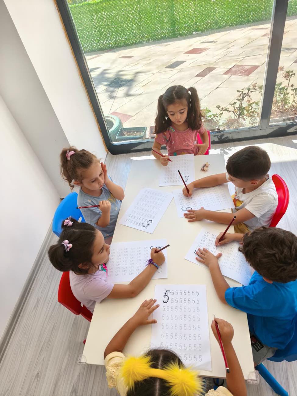 Sayı çalışması yapan çocuklar